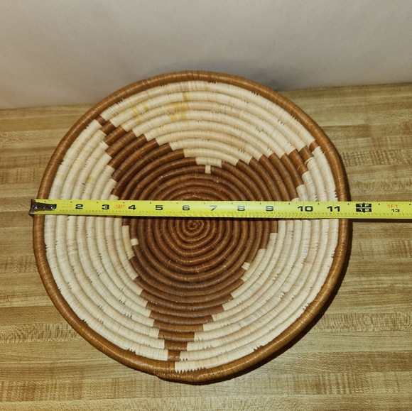 Vintage HandWoven 12” Decorative Bowl Basket Maua Design - Picture 9 of 10